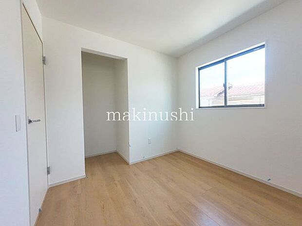 ・家族一人ひとりの大切なプライベート空間。趣味に合わせて使って頂けるようシンプルに仕上げてあります。