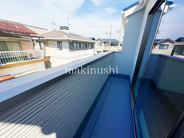 バルコニー・風通しの良い明るいバルコニーです。