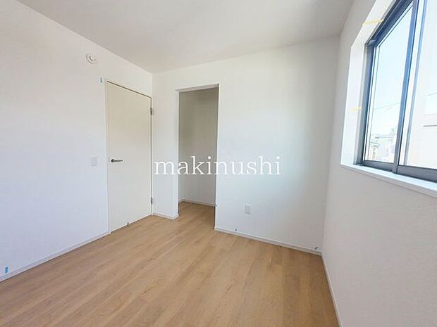 ・大きな窓から温かい光の差し込む居室、ぜひ現地にてご確認くださいませ。