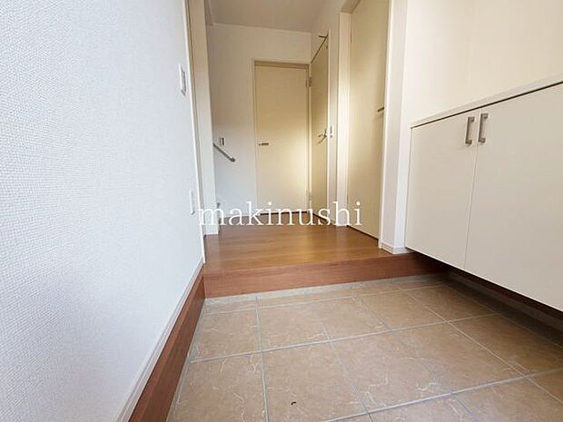 玄関収納力のあるシューズボックスで玄関はスッキリ。