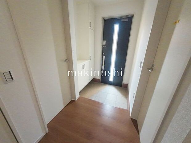 玄関段差の少ない玄関、ご年配の方や小さなお子様がいるご家庭も安心です。