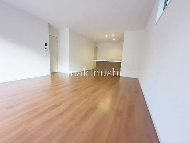 リビング約17.2帖とゆとりのあるリビングは家具の配置も自由自在、お好みのくつろぎ空間が作れます。