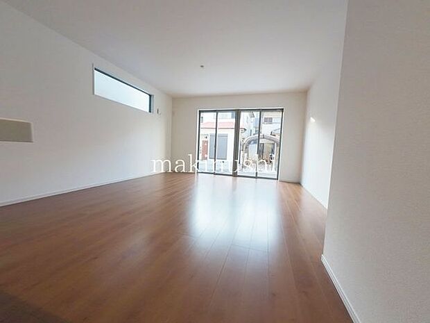 リビング約17.2帖のLDK窓が大きく明るいリビングです。ソファーやテレビ台が設置しやすいリビングです。対面システムキッチンなのでお料理する方とお話がしやすいです。