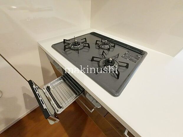 キッチン煮込みや炒め物等、異なる調理を同時進行できる三口コンロ。手早くお料理して時間を節約したい方に必須の設備です。