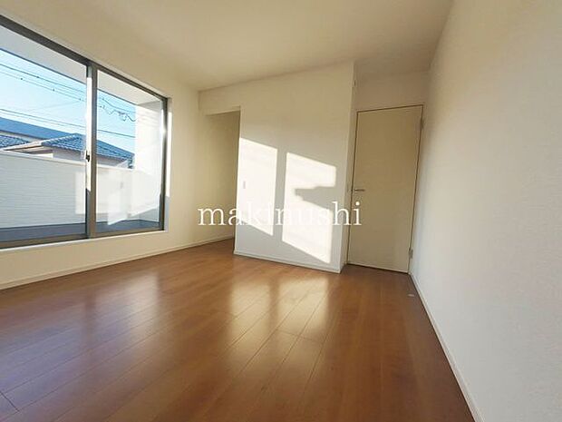 寝室約6.3帖の洋室両面から光を取り込むことが出来る洋室です。ご夫婦の寝室にいいかがでしょうか?