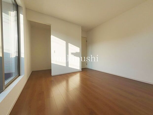 寝室約6.3帖の洋室でバルコニーに面したお部屋です