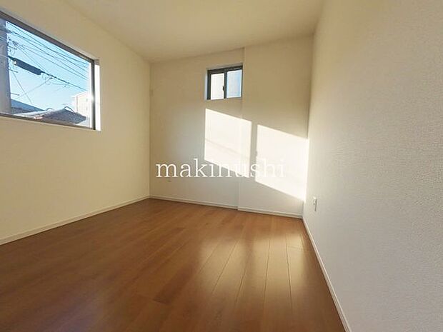 洋室約5.2帖の洋室になります二面採光のお部屋です