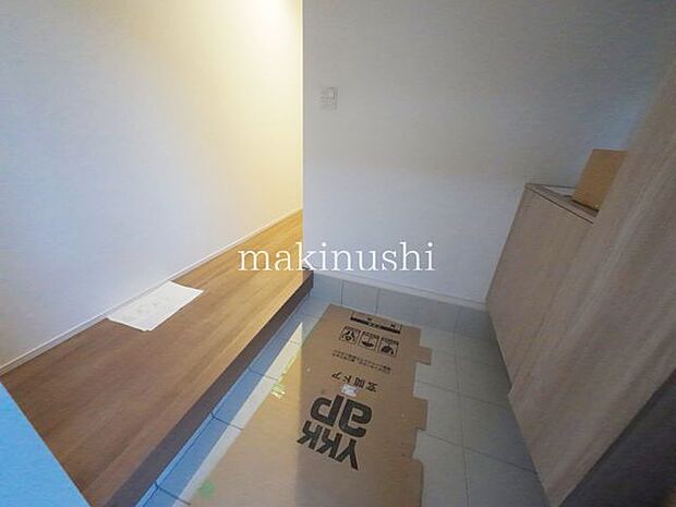 玄関段差の少ない玄関、ご年配の方や小さなお子様がいるご家庭も安心です。