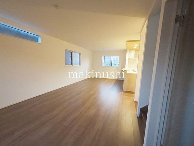 リビング窓が大きく明るいリビングです。ソファーやテレビ台が設置しやすいリビングです。対面システムキッチンなのでお料理する方とお話がしやすいです。