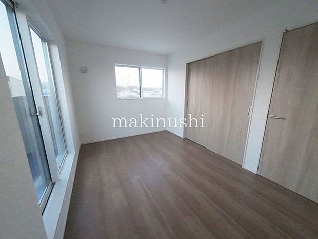 寝室約6.7帖両面から光を取り込むことが出来る洋室です。ご夫婦の寝室にいいかがでしょうか?