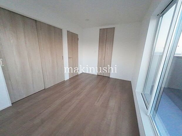 寝室約6.7帖バルコニーに面したお部屋です