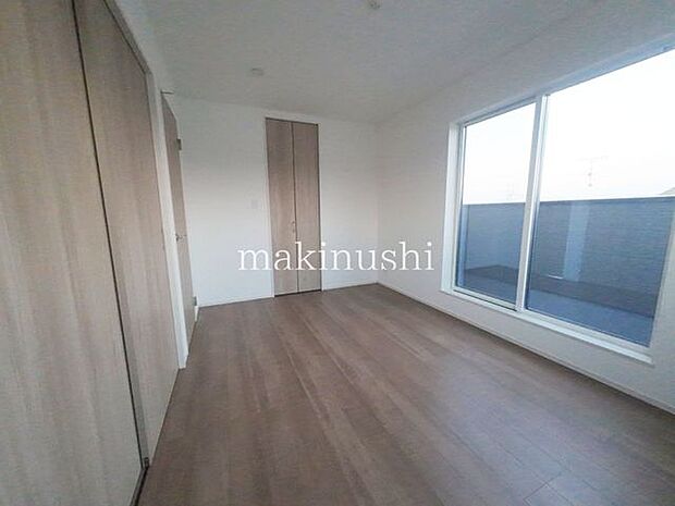 寝室明るい洋室です。寝室にもお子様のお部屋にもご利用頂けます。