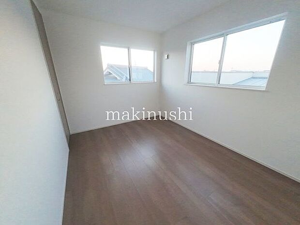 2F納戸約6.0帖の納戸二面採光で洋室としても利用可能