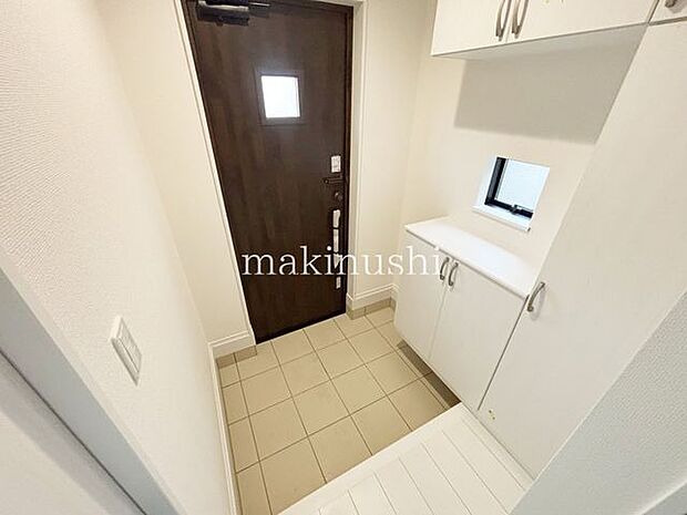 玄関　A号棟白を基調とした明るい玄関には大き目のシューズボックス設置