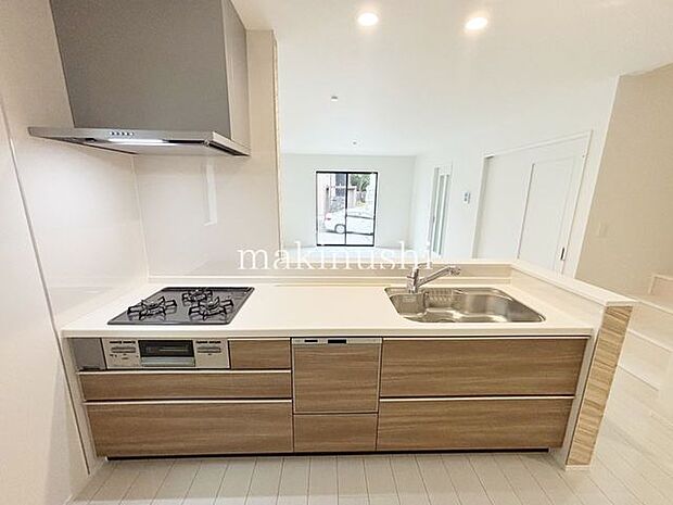 キッチン　A号棟新しいお料理にチャレンジしたくなるピカピカのシステムキッチン、機能性と収納力のあるキッチンなら調理も快適にできます。