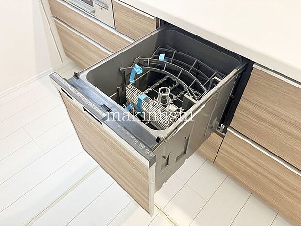 A号棟　食器洗い乾燥機キッチンは後片付けおまかせの食洗機付き、余った時間は家族と過ごしたり、趣味の時間に使えます。