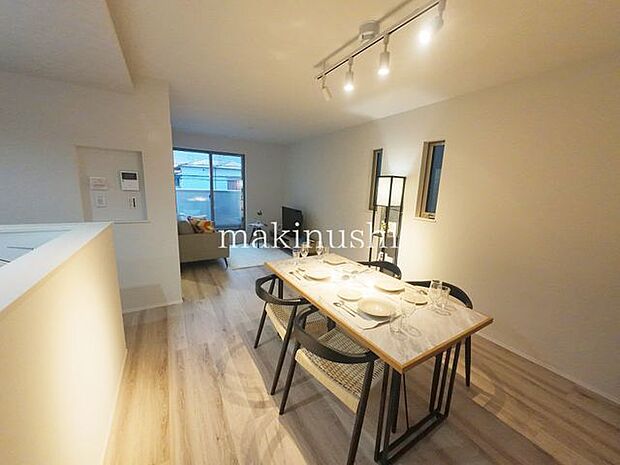 リビング約16.5帖のLDK！忙しい朝も家族が揃って食事をして頂けるダイニングスペース。