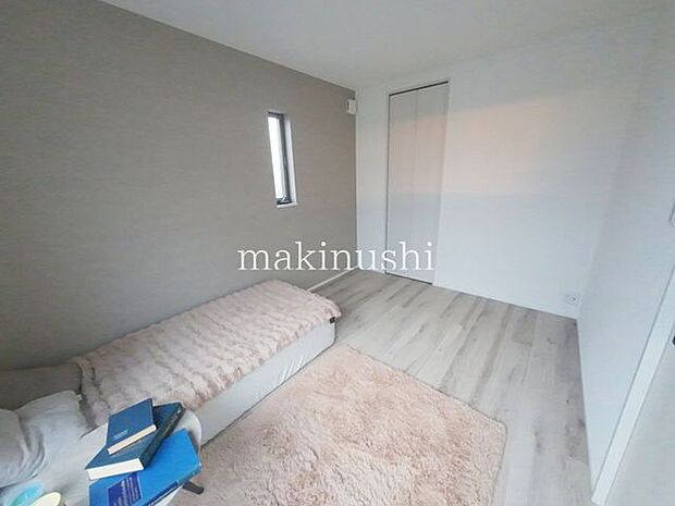 寝室約6.0帖のお部屋！！お気に入りのインテリアを置いたり、好きな絵や写真を飾ったり、新しいお部屋での新生活に夢が膨らみます。