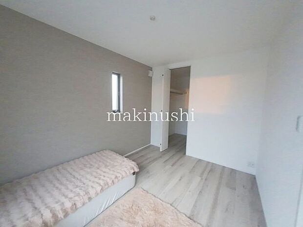 寝室家族一人ひとりの大切なプライベート空間。趣味に合わせて使って頂けるようシンプルに仕上げてあります。