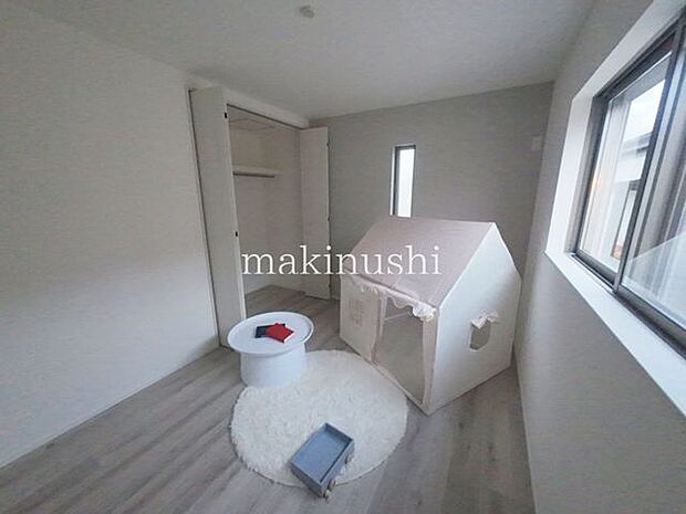 子供部屋フローリングなので、ちょっとした汚れがあってもお掃除ラクラクです。