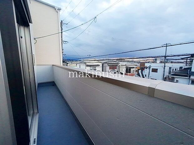 バルコニー2階と3階部分のバルコニーがございます