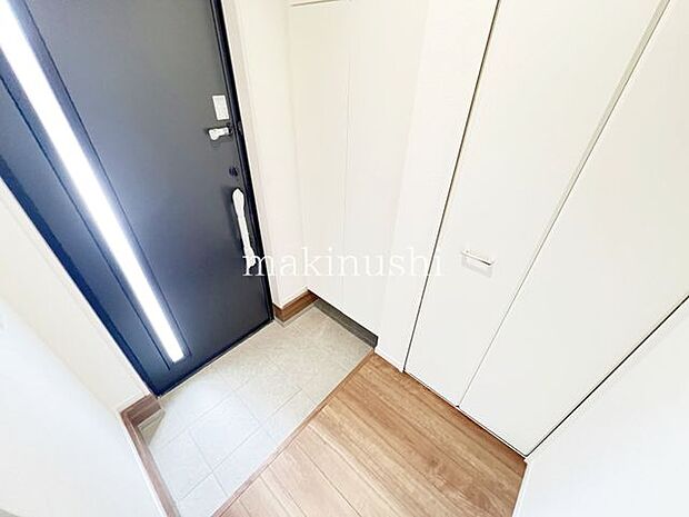 4号棟・収納力のあるシューズボックスで玄関はスッキリ。鏡付きなので毎朝、身だしなみもチェックできますね。