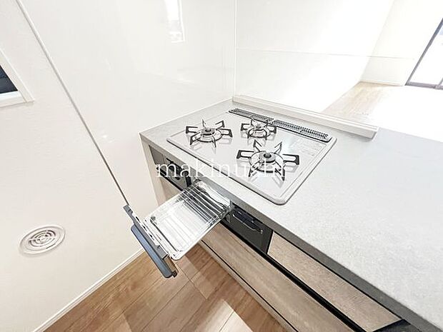 4号棟・煮込みや炒め物等、異なる調理を同時進行できる三口コンロ。手早くお料理して時間を節約したい方に必須の設備です。