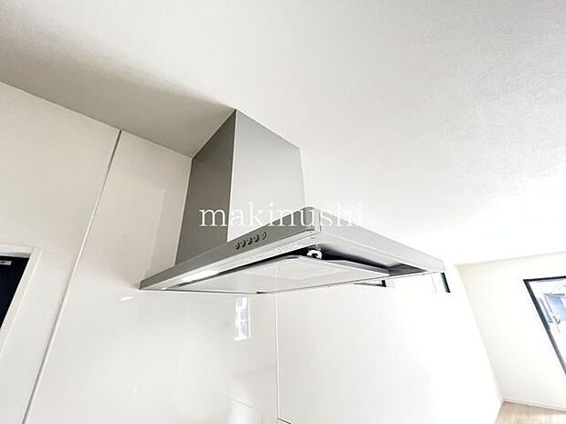 4号棟・静かなシロッコファン搭載キッチンです。煙をしっかり集めて強力な換気。お掃除も楽で嬉しいですね。