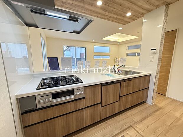 キッチンゆったりした調理スペースでお料理しやすいシステムキッチンです。
