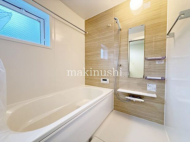 浴室窓付きの浴室は風通しも良く湿気もこもりにくいのが有難いですね、カビ防止にも繋がるのは家事軽減の大きなメリットです。