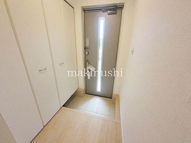 ・採光がふんだんに取れている玄関は自然光で明るいです。