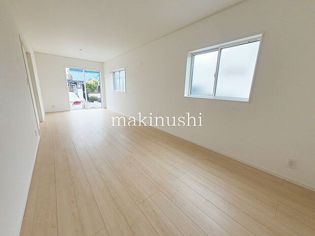 ・陽光でリビングは陽だまりの暖かさ、爽やかな風も満喫できる心地よい空間です。