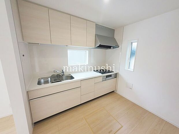 ・煮込みや炒め物等、異なる調理を同時進行できる三口コンロ。手早くお料理して時間を節約したい方に必須の設備です。