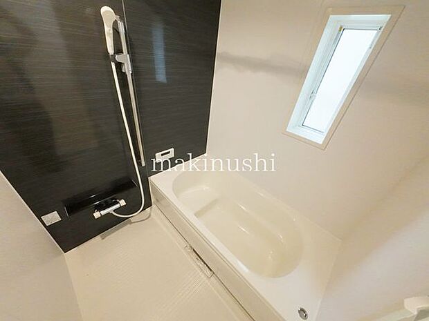 ・光が差し込む明るいバスルーム、換気ができ、カビ対策にもなりますね。