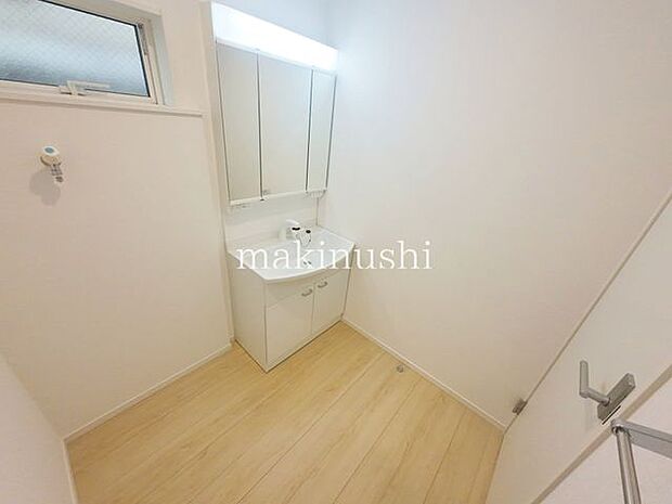 ・3面鏡の洗面化粧台、収納豊富なので歯磨きセットや洗顔料などもスッキリ収納できます。