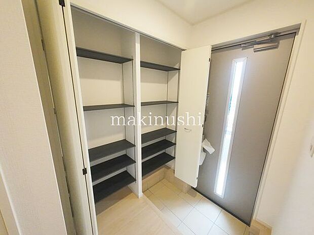 ・玄関近くの廊下にある収納スペース、雨具やワンちゃんのリード等、お出かけ前の支度に必要な物を入れておくのに便利ですね。