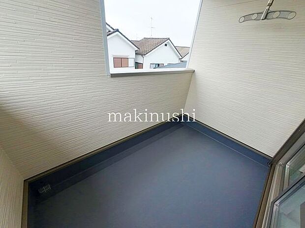 ・インナーバルコニーは洗濯物を干す以外にも、テーブルや椅子を置いてお茶を楽しんだり、ベランダキャンプを楽しんだり。アイディア次第で使い道色々です