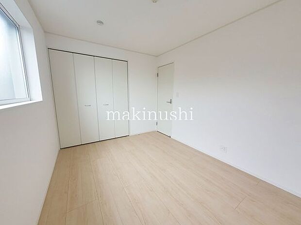 明るい洋室です。寝室にもお子様のお部屋にもご利用頂けます。