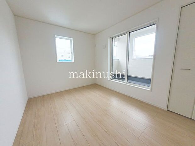 ベットや家具も置ける十分なお部屋です。木の温もりがやさしいフローリングはラグやカーペットでアレンジOK