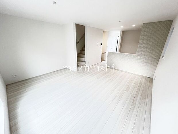 2号棟リビングリフォーム済でピカピカです。対面キッチンなので家事の間も家族とお話しやすいです。