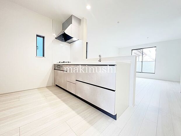 2号棟・キッチンに窓があり、明るく開放的です、また換気もできてニオイや煙がこもりません。