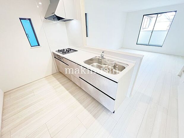 2号棟キッチン　ゆったりしたキッチンスペースです。食器棚なども十分配置出来ます。　主婦に配慮した家事動線現地にて確認下さい。