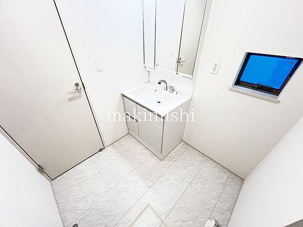 2号棟洗髪洗面化粧台付き。洗面ボウルが大きいので洗髪やメイク落としにとても便利です。