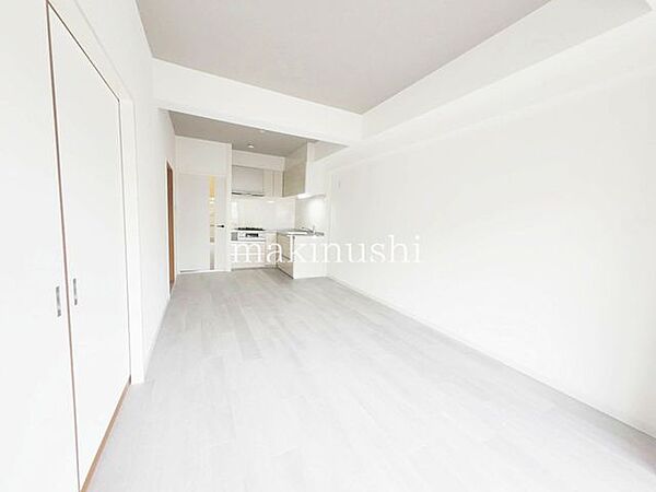 リビング明るい陽差しが降り注ぐLDK、休日はお出掛けよりもお家でゆっくりしたくなる心地よさです。