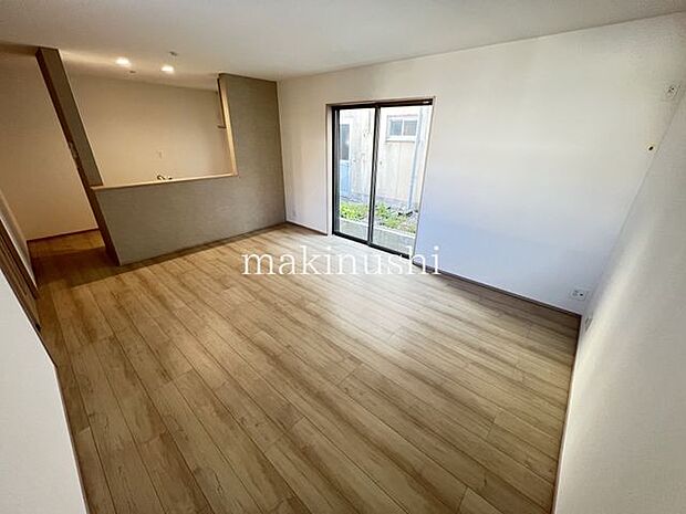 リビング陽光でリビングは陽だまりの暖かさ、爽やかな風も満喫できる心地よい空間です。