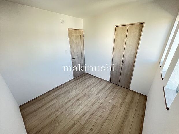 洋室 約4.5帖フローリングなので、ちょっとした汚れがあってもお掃除ラクラクです。