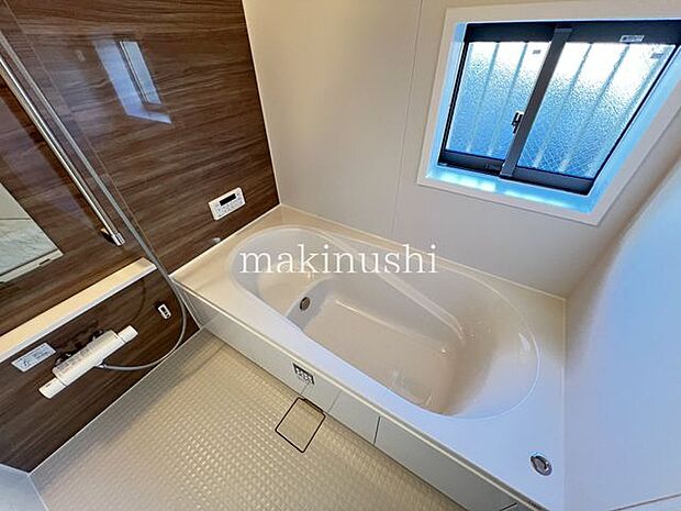 浴室光が差し込む明るいバスルーム、換気ができ、カビ対策にもなりますね。