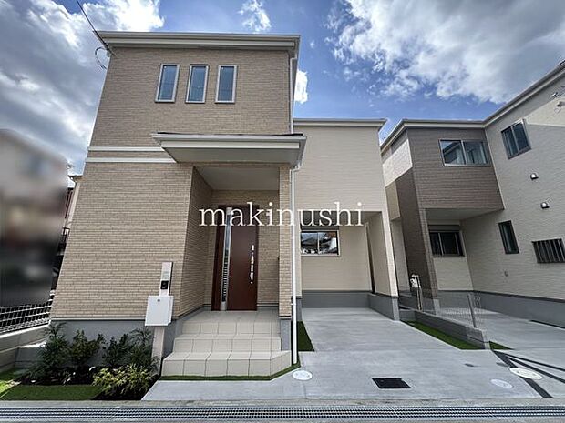 駐車場前面道路との高低差が無く、日々の車の出し入れも安心です。