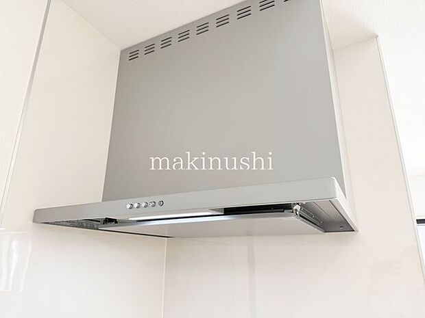 キッチン・静かなシロッコファン搭載キッチンです。煙をしっかり集めて強力な換気。お掃除も楽で嬉しいですね。