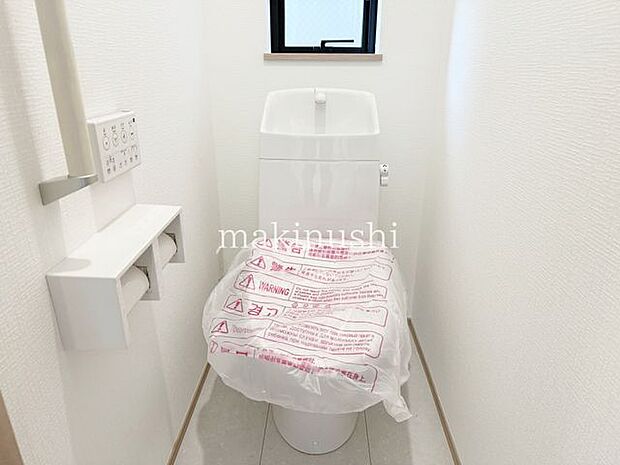 トイレトイレは1階と2階にあります、夜のおトイレも階段を上り下りしないですみますね。